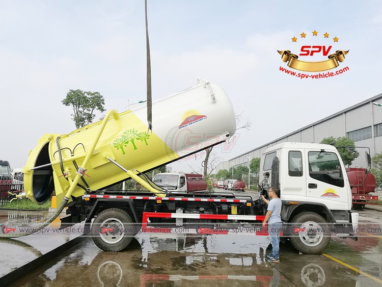 8,000 Litres Sewer Vacuum Truck ISUZU - Lifting